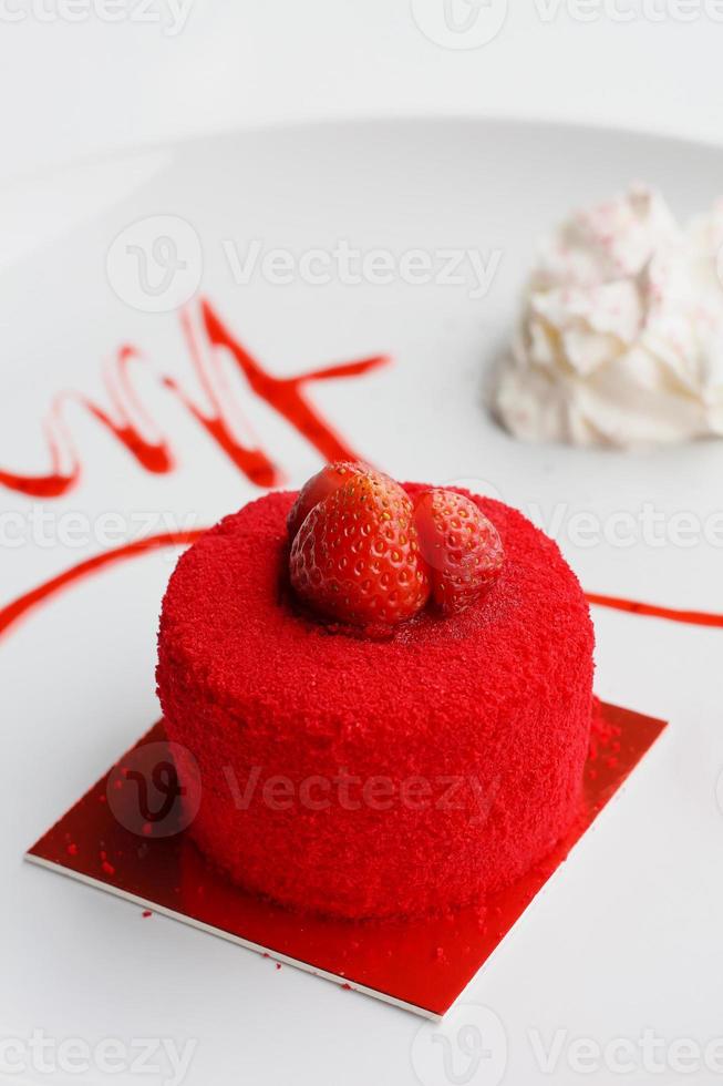 gâteau aux fraises sucré sur assiette photo