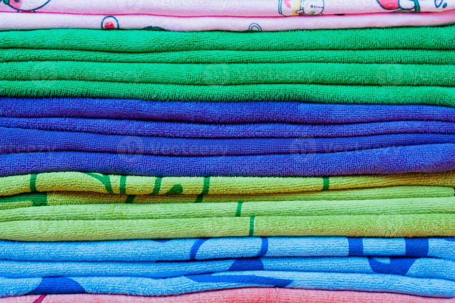 gros plan de vêtements colorés photo