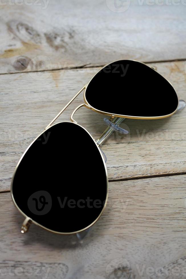 lunettes de soleil sur bois photo