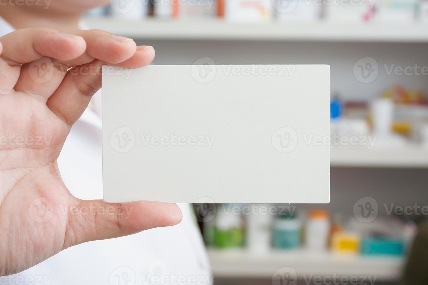 pharmacien tenant du papier vierge dans le magasin de pharmacie photo