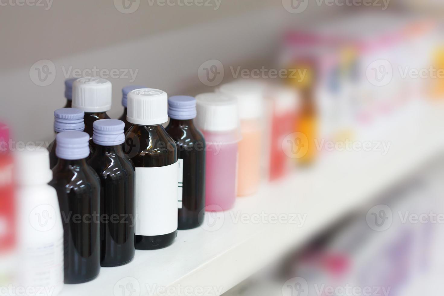 flacons de médicaments à la pharmacie photo