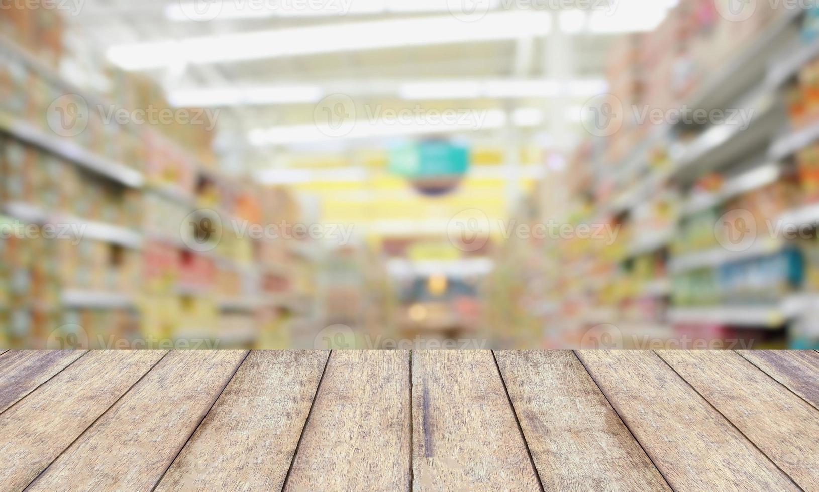 plancher de bois et arrière-plan flou de supermarché photo