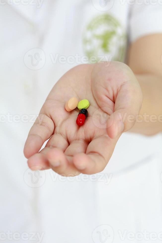 main de médecin tenant des pilules de médecine photo