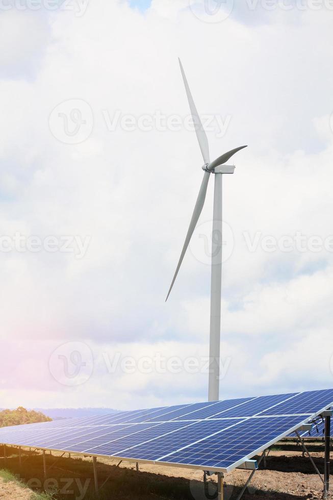 panneaux solaires et éoliennes avec les nuages et le ciel photo