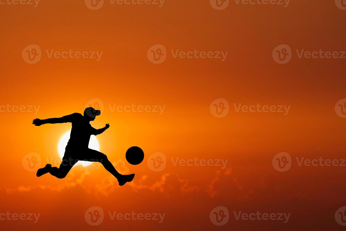 silhouette de joueurs de football dans la soirée. concept de football est populaire partout dans le monde. photo