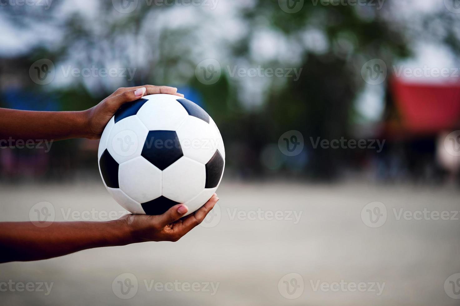 l'image recadrée des sportifs qui attrapent le ballon et le terrain de football. concept d'image sportive. photo