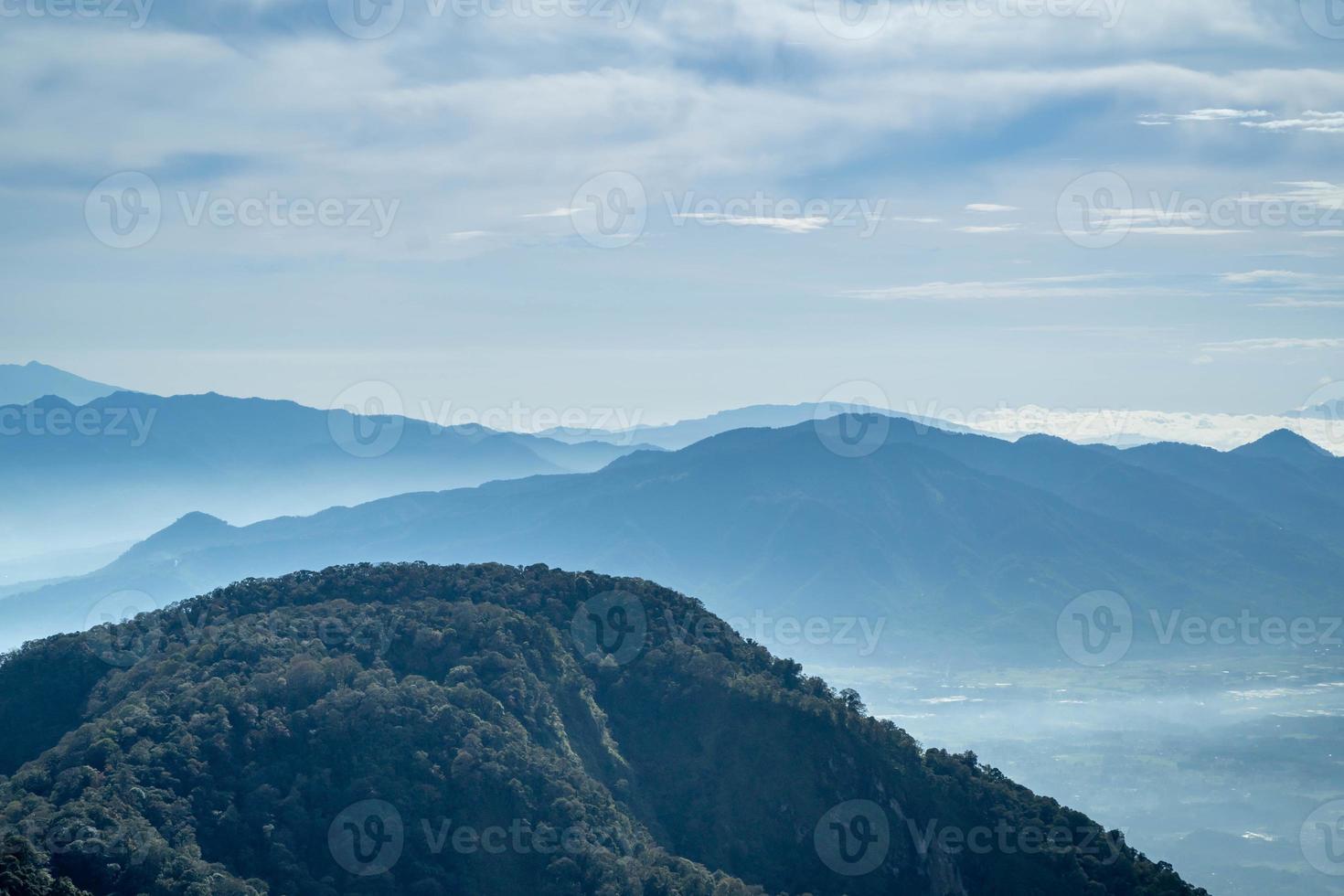 le paysage naturel des montagnes en indonésie. paysage de montagne indonésien photo