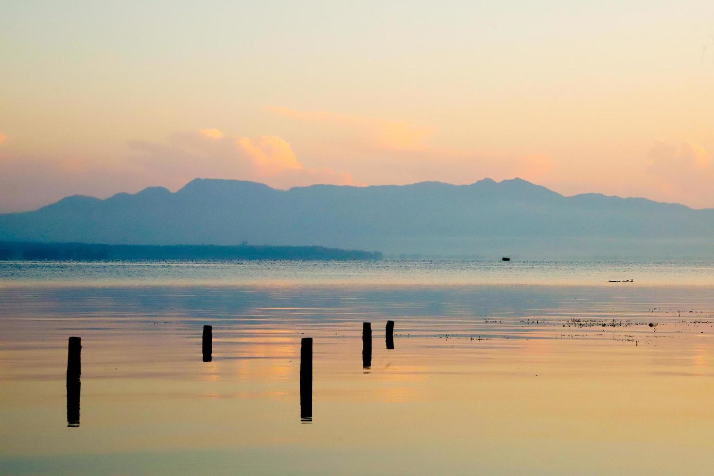 vue panoramique sur le magnifique coucher de soleil ou le lever du soleil au-dessus du géoparc mondial de l'unesco du lac toba le soir d'été photo