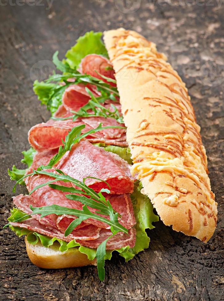 sandwich au salami, laitue, tomate et roquette photo