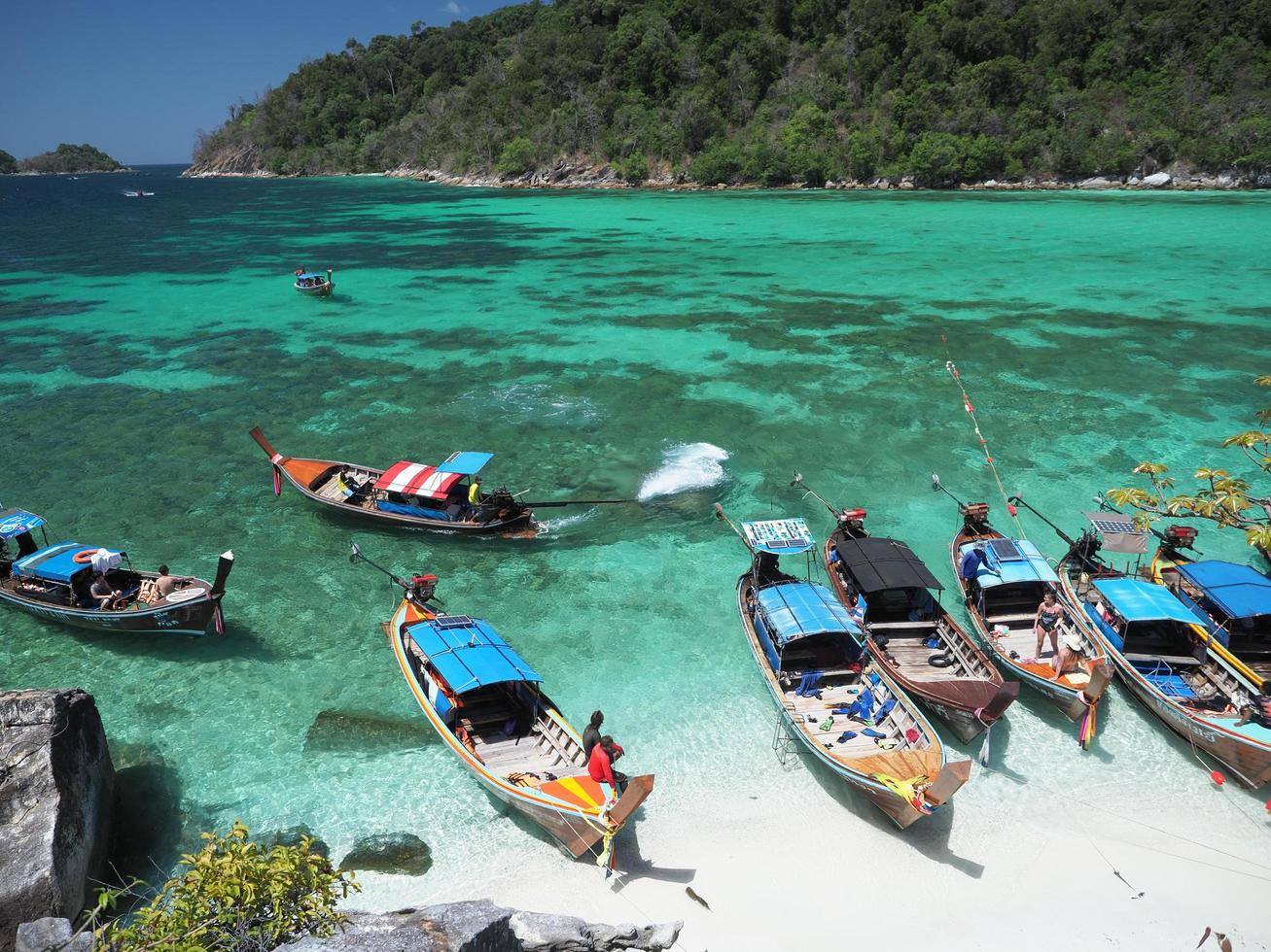 satun, thaïlande, 2020 - bateaux de pêche pour touristes amarrés dans diverses îles. autour de Koh Lipe photo