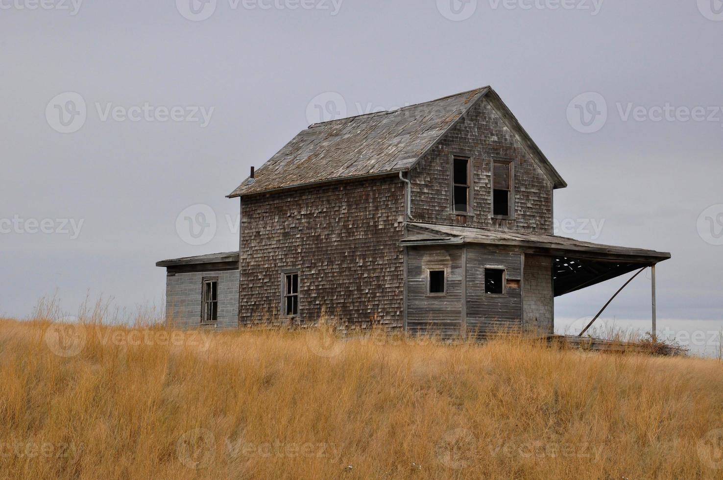 maison abandonnée sur un champ doré photo