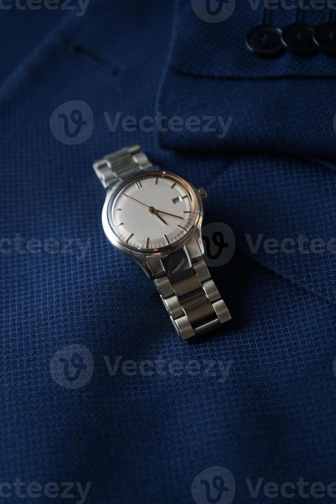 montre-bracelet de luxe sur veste bleue photo