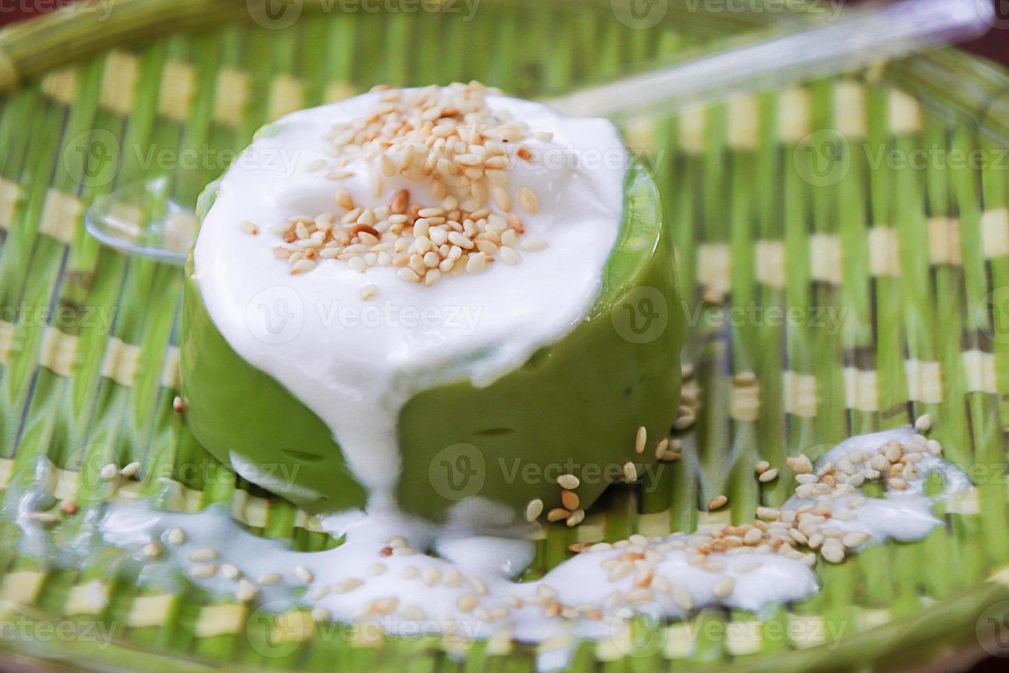 pudding de pandanus à la crème de noix de coco sucrée, desserts thaïlandais traditionnels décorés dans un style moderne, avec un nom thaïlandais appelé ka-nom piak-poon. photo