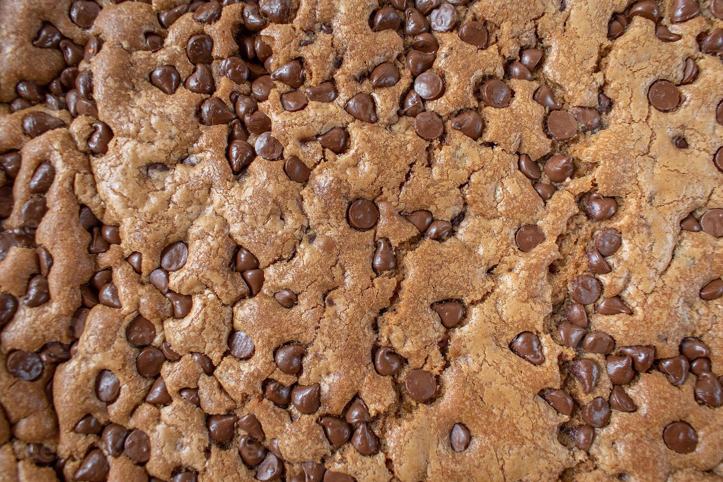 gros plan d'un grand gâteau aux pépites de chocolat sur fond blanc rustique mise à plat photo