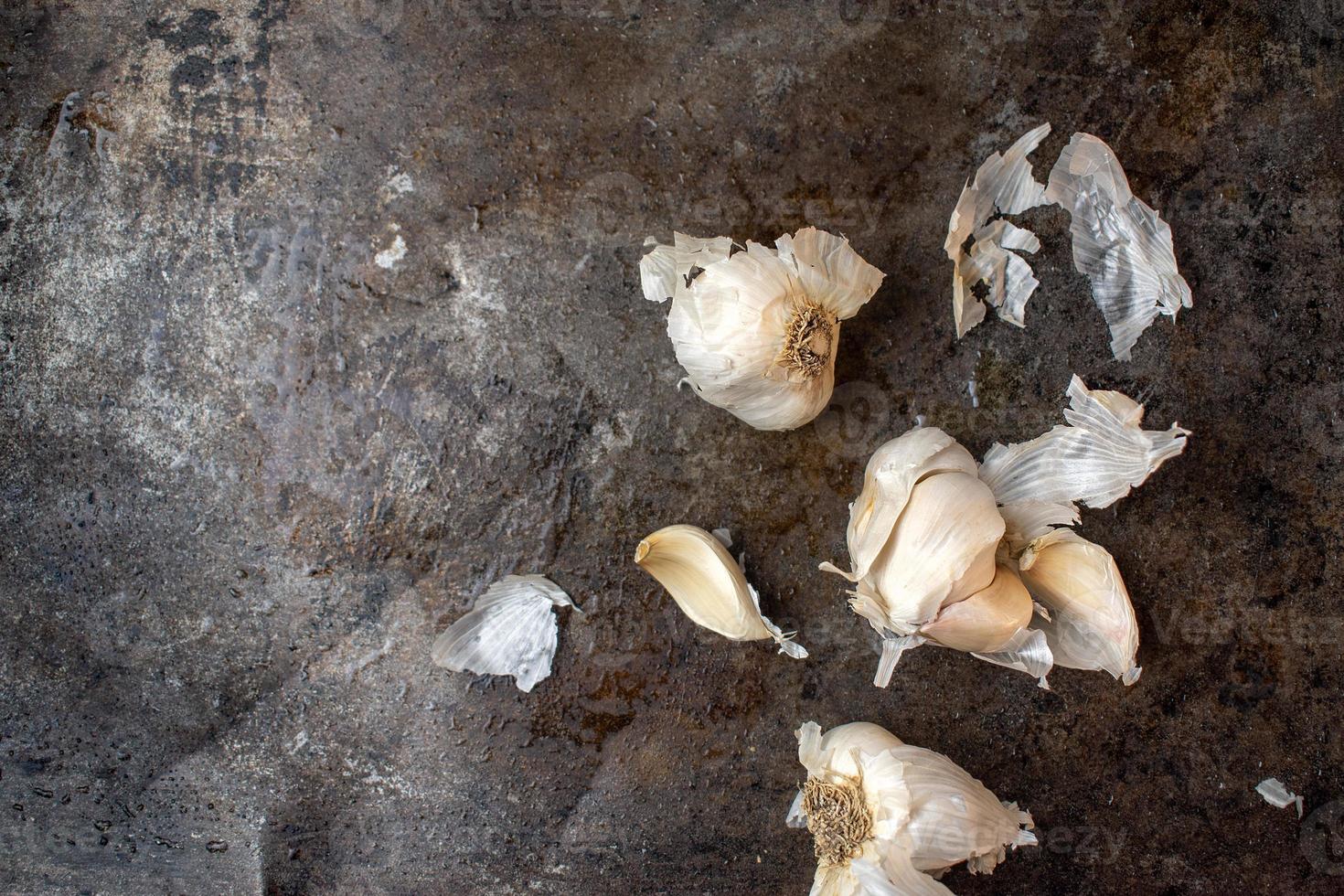 gousses d'ail isolées sur fond métallique foncé mise à plat photo