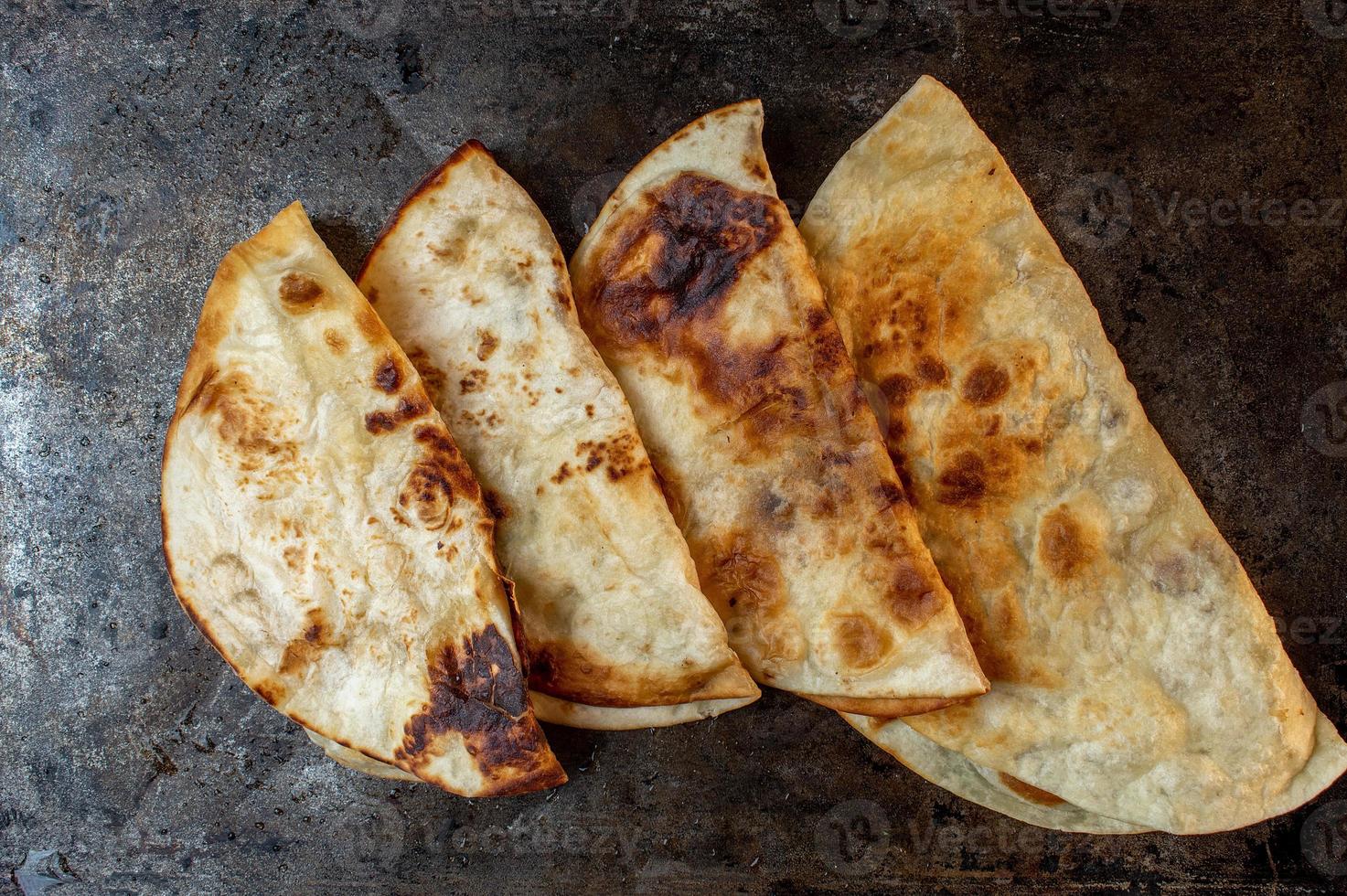 Tortilla de farine cuite pain plat plié en deux prêt pour la farce mise à plat photo