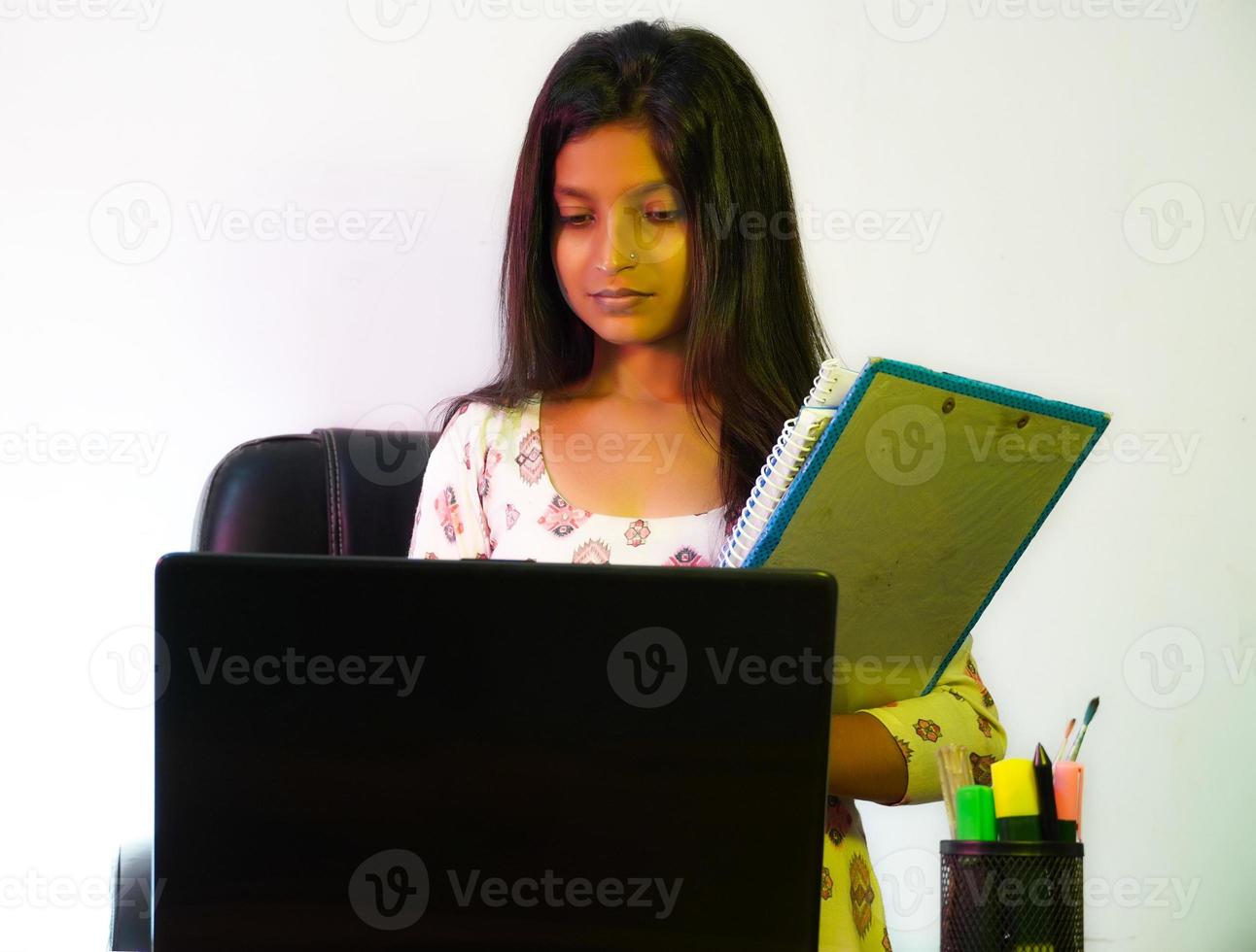 hr est dans son bureau et avec des livres et des dossiers photo