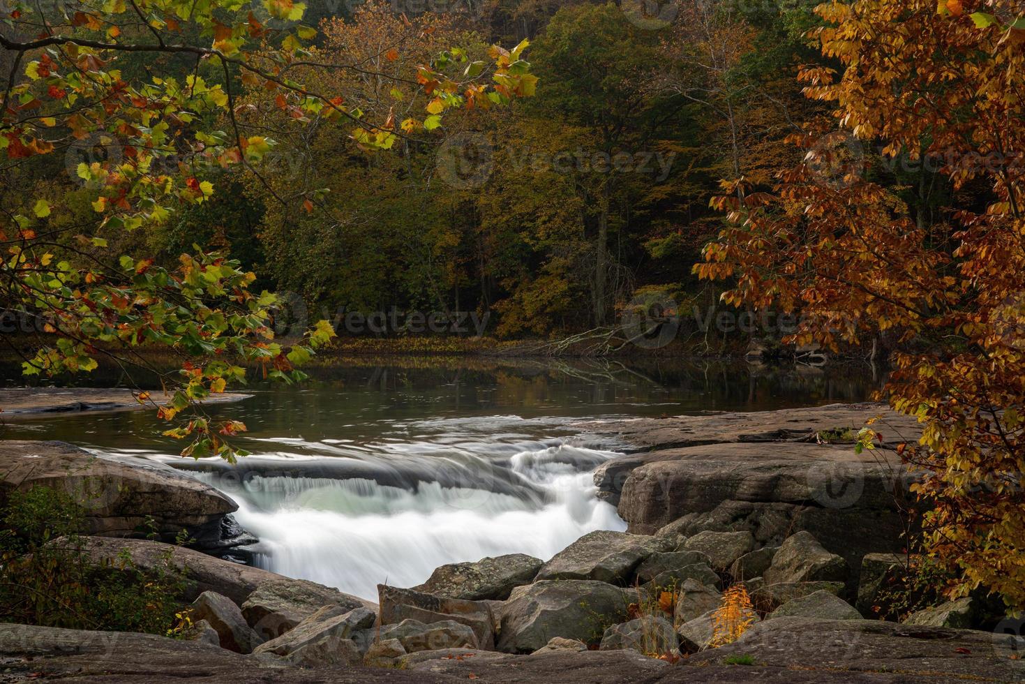 vue encadrée de la vallée tombe un jour d'automne brumeux photo