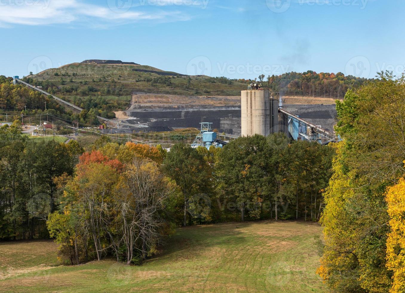 Mine du comté de Monongalia dans la campagne d'automne autour de Wana en Virginie occidentale photo