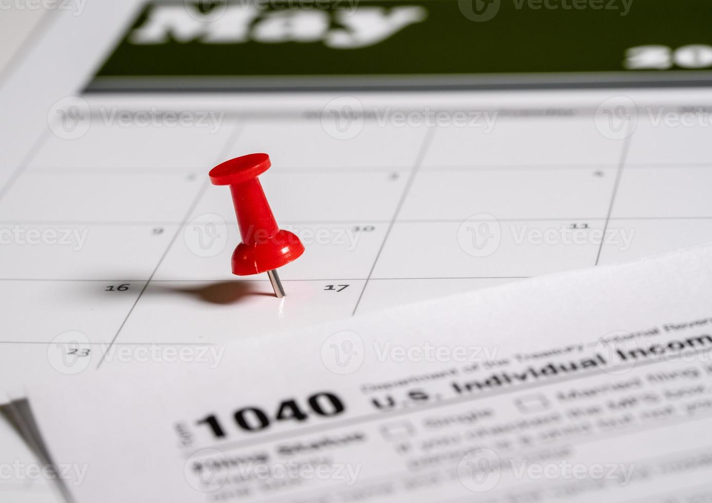 concept de journée fiscale pour le 17 mai 2021 utilisant le calendrier et la punaise photo