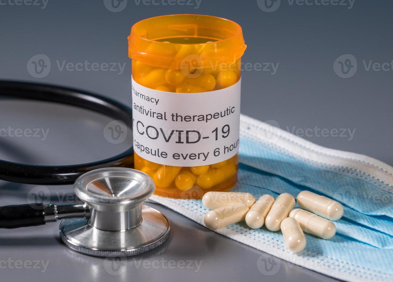 concept d'un nouveau traitement thérapeutique antiviral oral contre le virus covid-19 photo