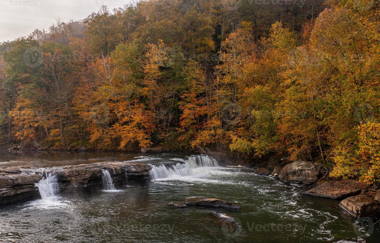 cascades de la vallée tombe un jour d'automne brumeux photo