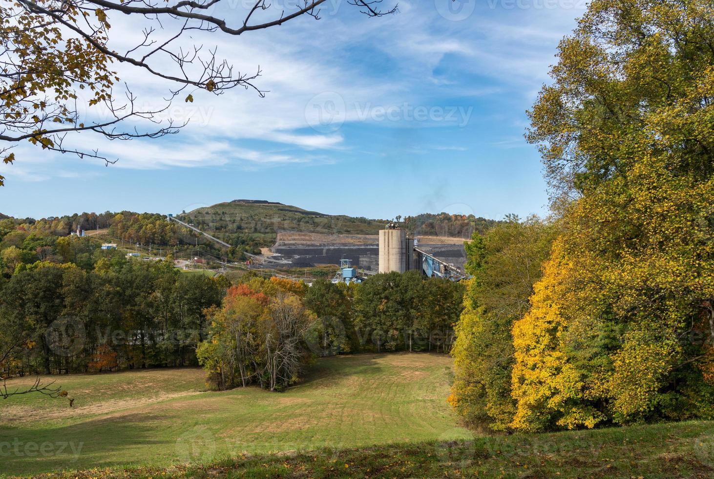 Mine du comté de Monongalia dans la campagne d'automne autour de Wana en Virginie occidentale photo