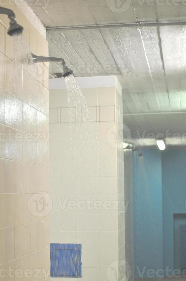 détail d'une douche dans une salle de bain photo