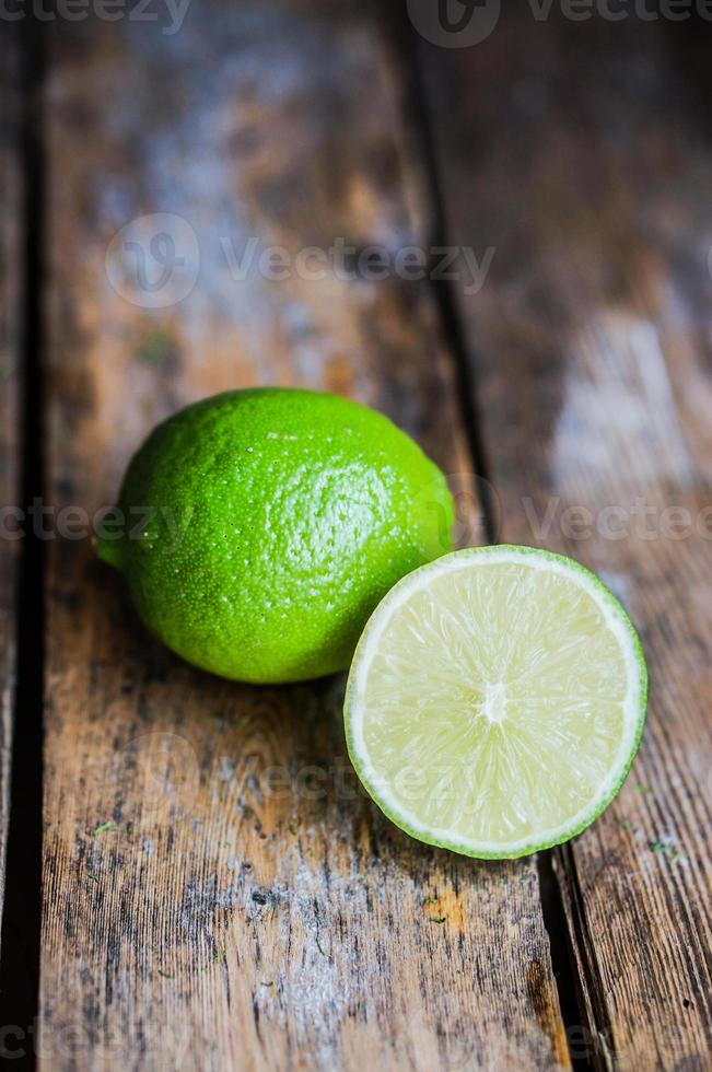 citron vert sur fond de bois photo