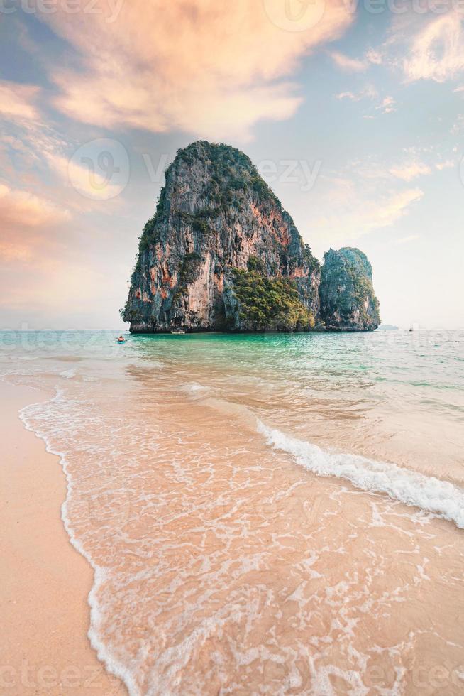 mer, plage et montagnes rocheuses en soirée tropicale photo