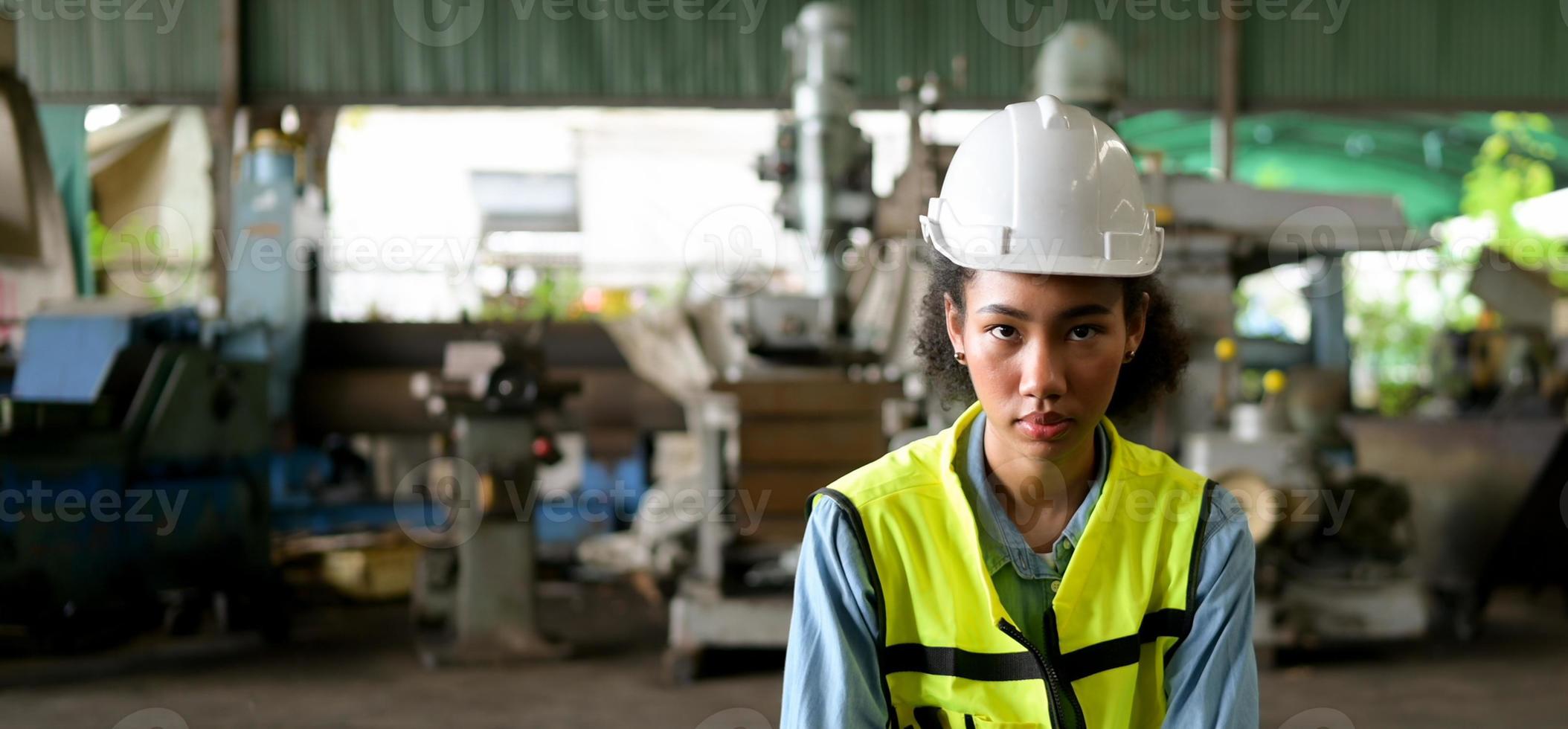 femme ingénieur en chef mécanique travaille dans une usine mécanique photo