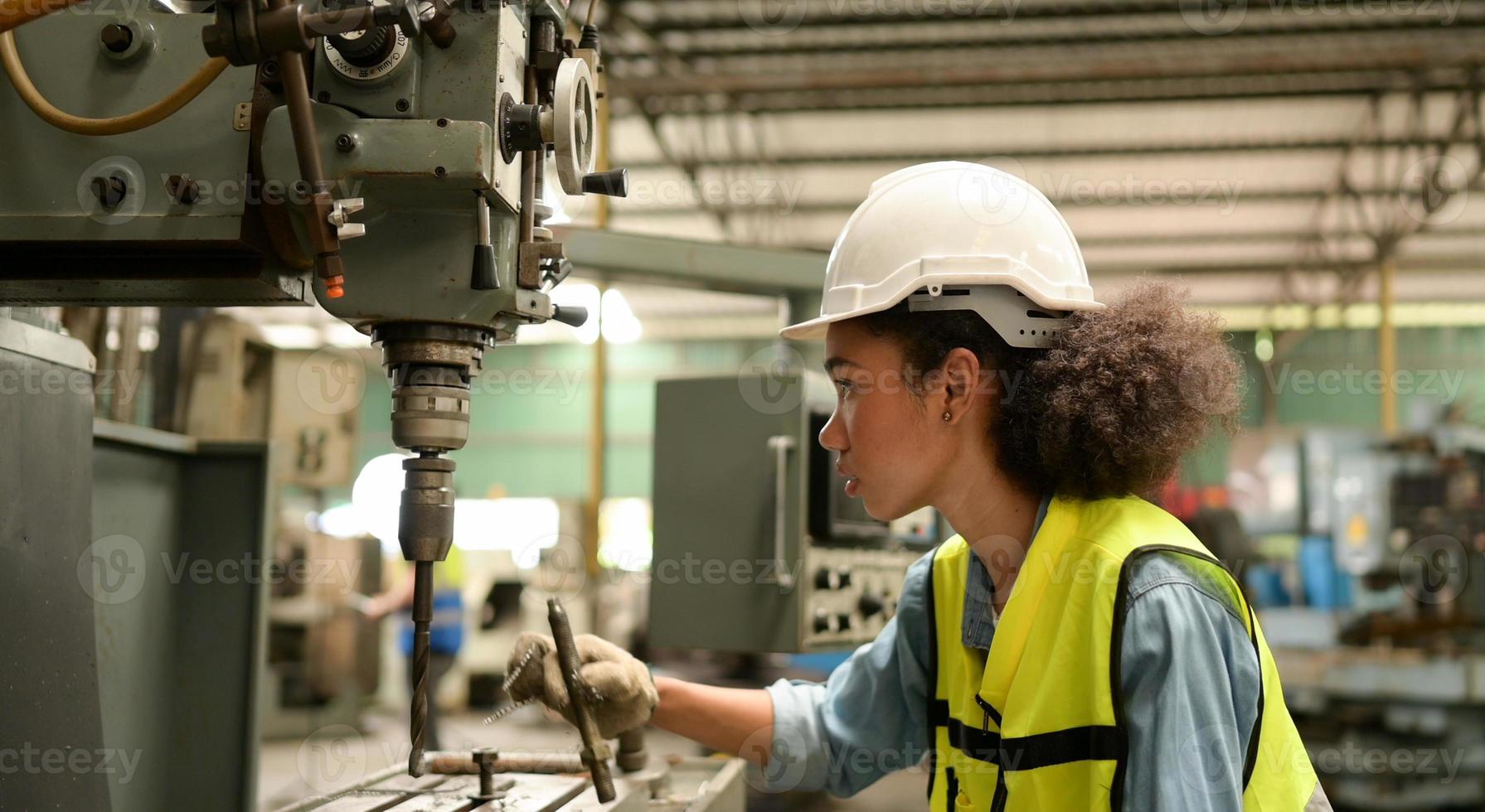 femme ingénieur en chef mécanique travaille dans une usine mécanique photo