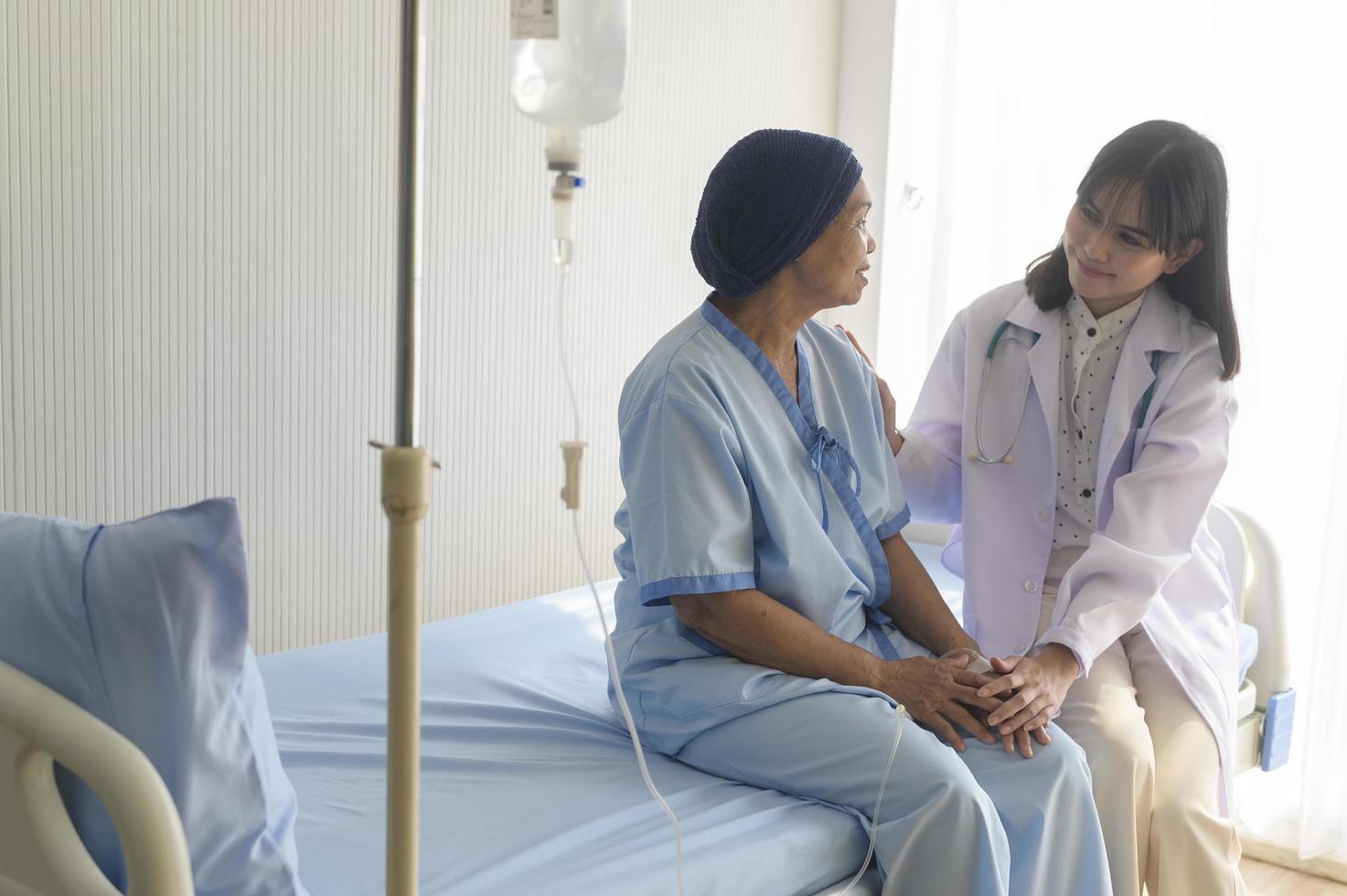 médecin tenant la main d'un patient âgé atteint d'un cancer à l'hôpital, soins de santé et concept médical photo