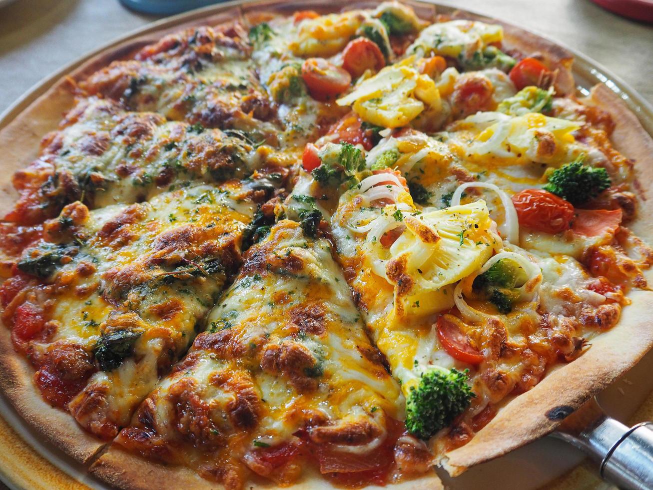 gros plan de pizza cuite au four à charbon de bois photo