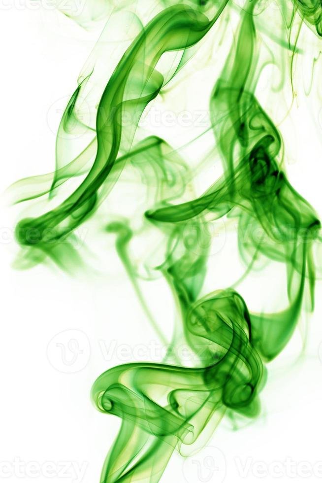 fumée verte sur fond blanc photo