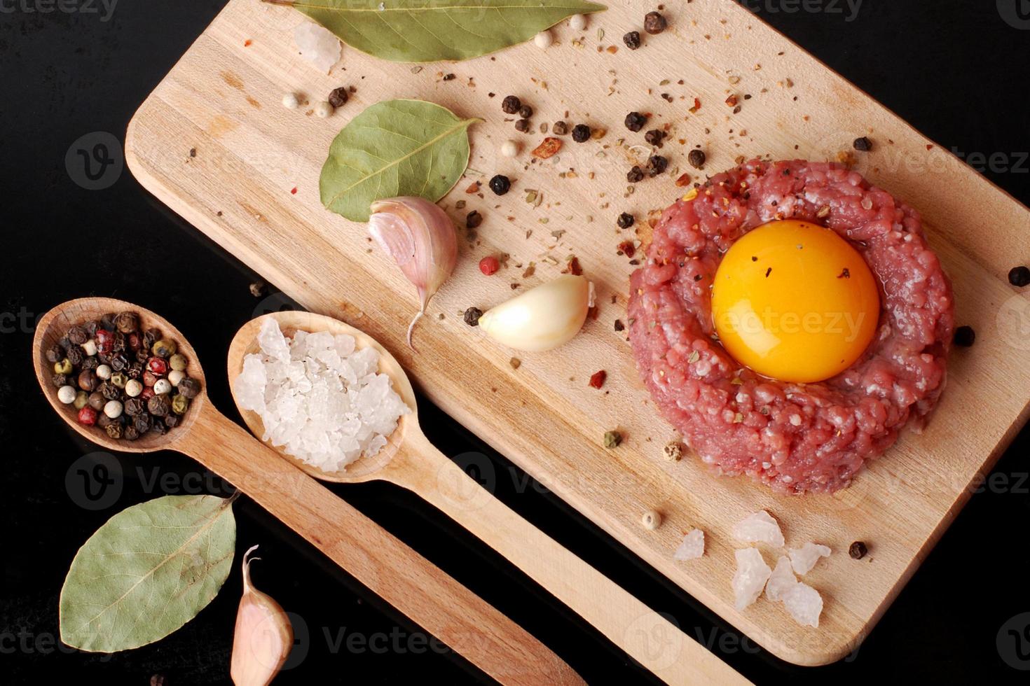 viande hachée aux épices sur une vieille surface en bois photo