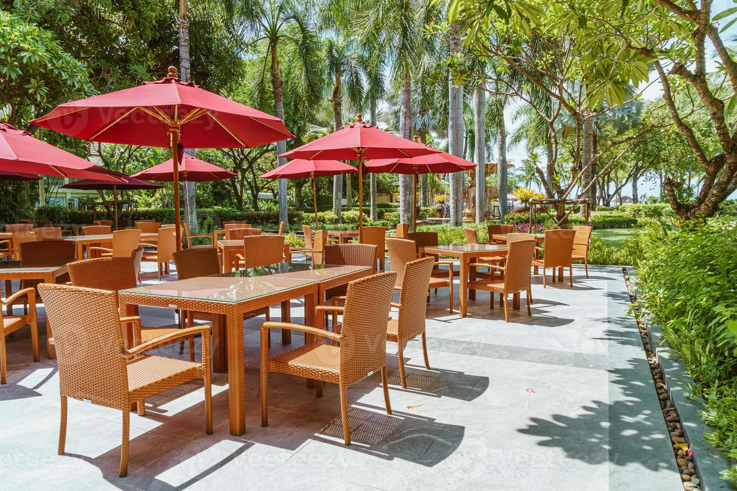 table et chaise de patio extérieur avec parasol photo