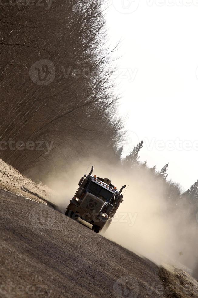 camion approchant sur une route étroite en hiver photo