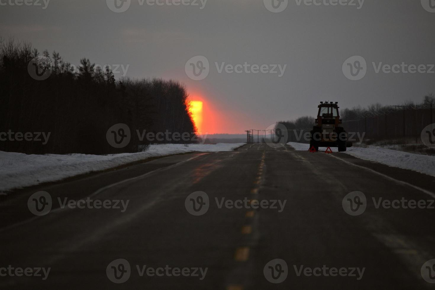 soleil levant le long d'une autoroute photo