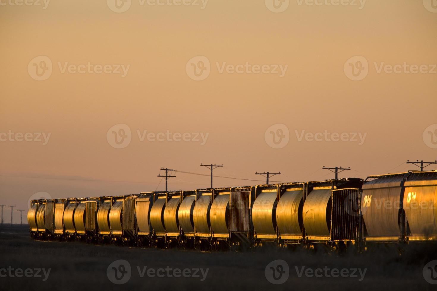 train au coucher du soleil saskatchewan canada photo