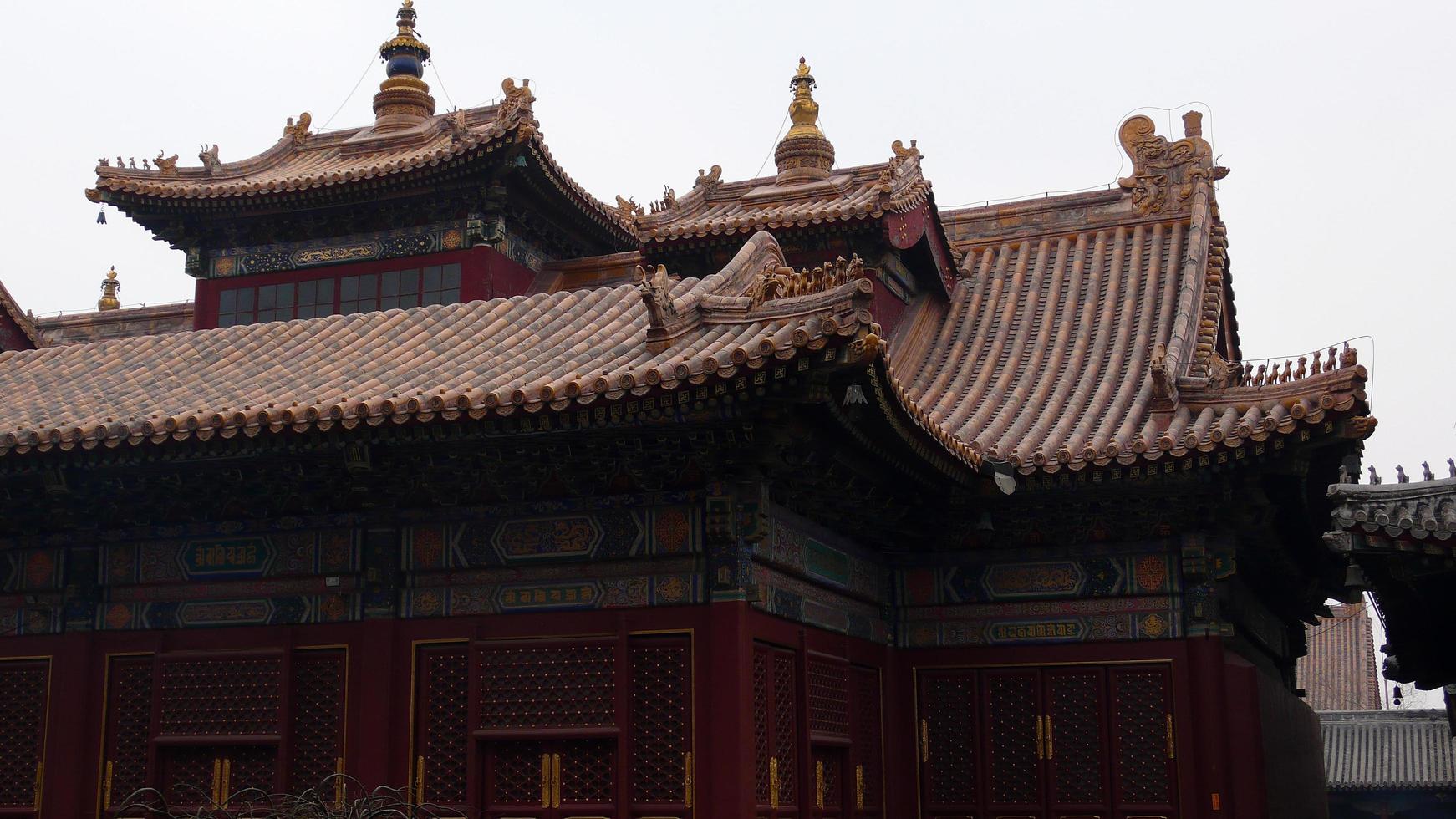 architecture de temple chinois traditionnel, façade de maison ancienne avec toit ornemental photo