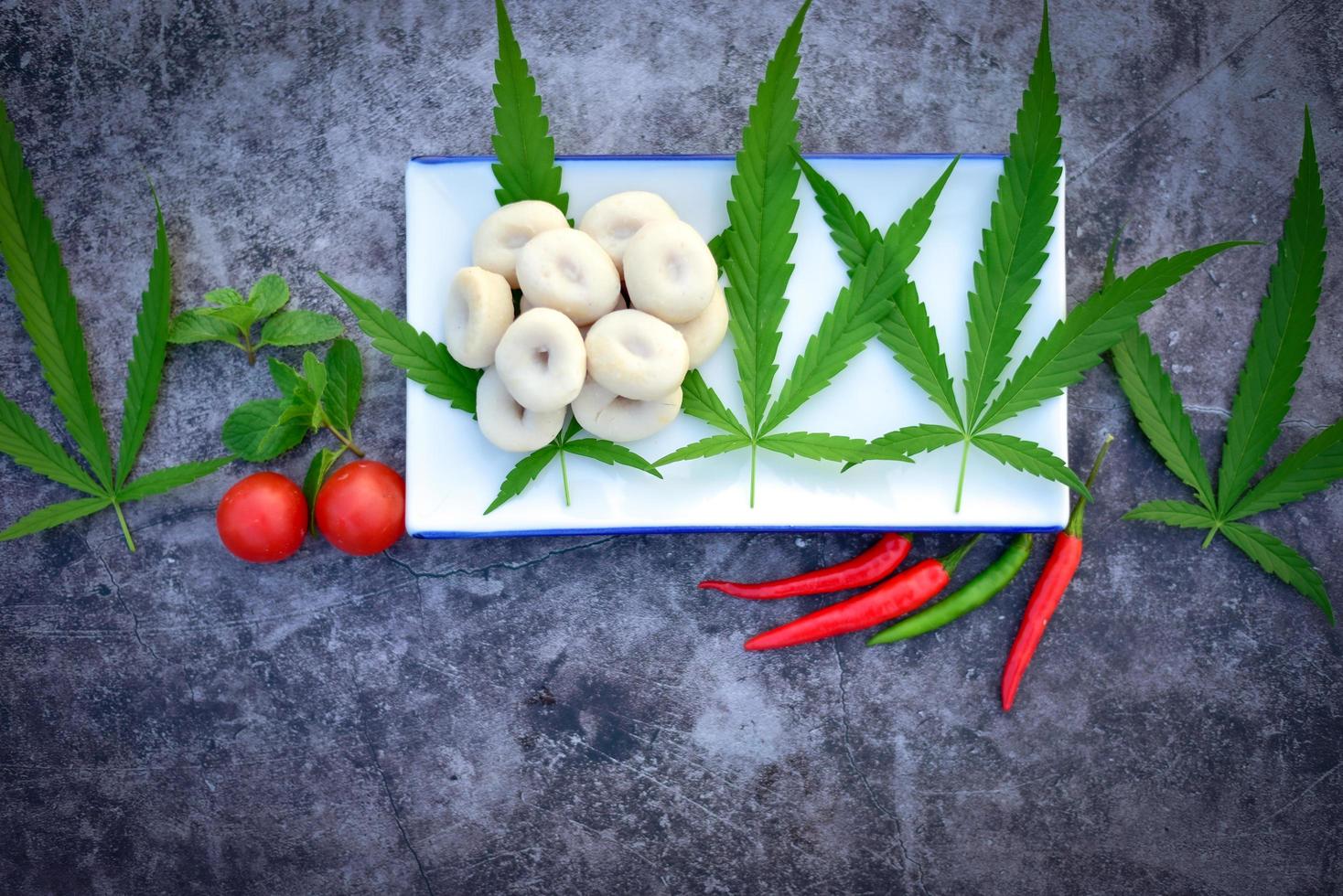 boulettes de viande cuites à la vapeur sur fond sombre photo