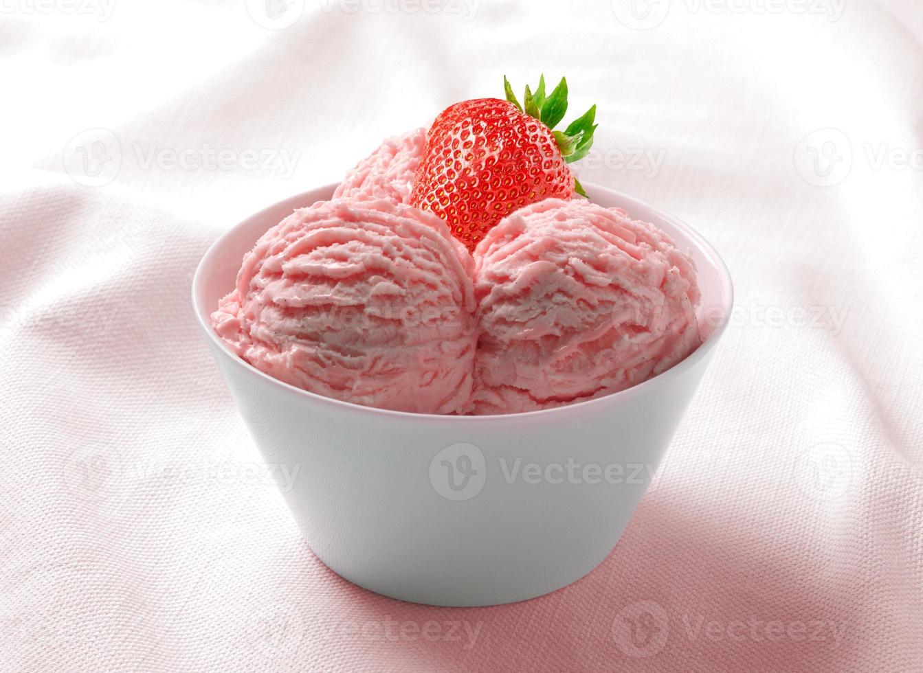 crème glacée aux fraises dans la tasse en céramique photo
