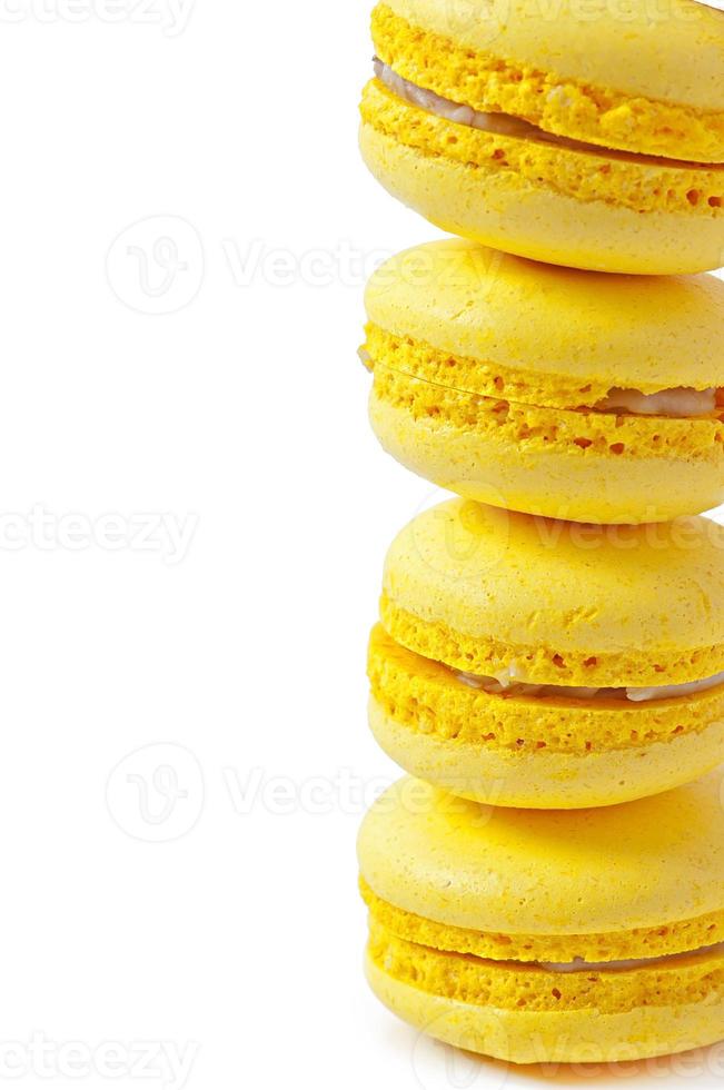 Macarons colorés français sur un fond en bois photo