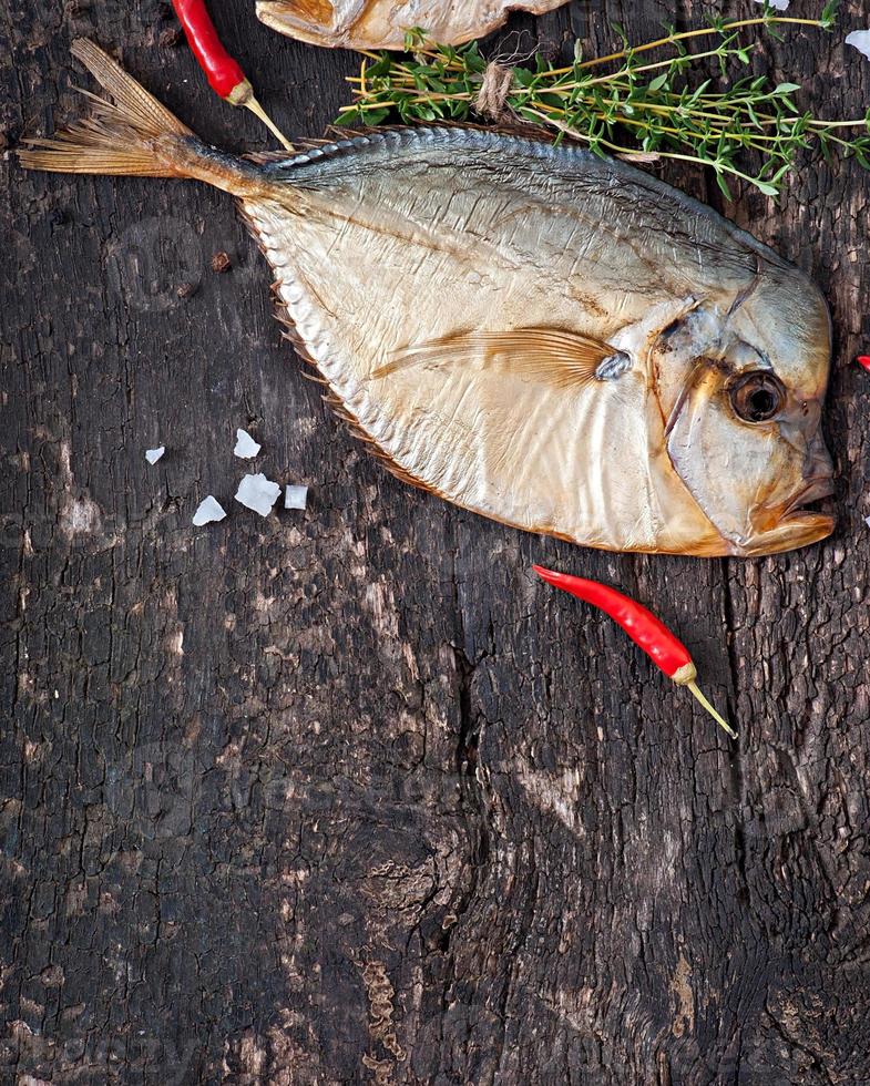 poisson fumé vomer sur le fond en bois photo