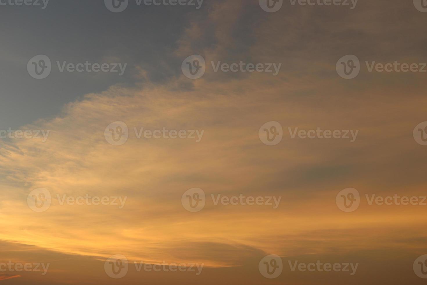 fond de ciel du soir, lumière du soleil orange sur un nuage doux. photo