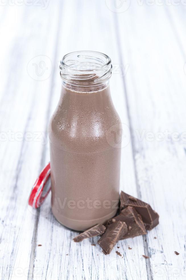 lait au chocolat dans une petite bouteille photo