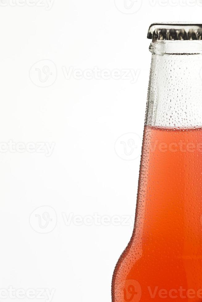 bouteille de soda, boisson alcoolisée avec des gouttes d'eau photo