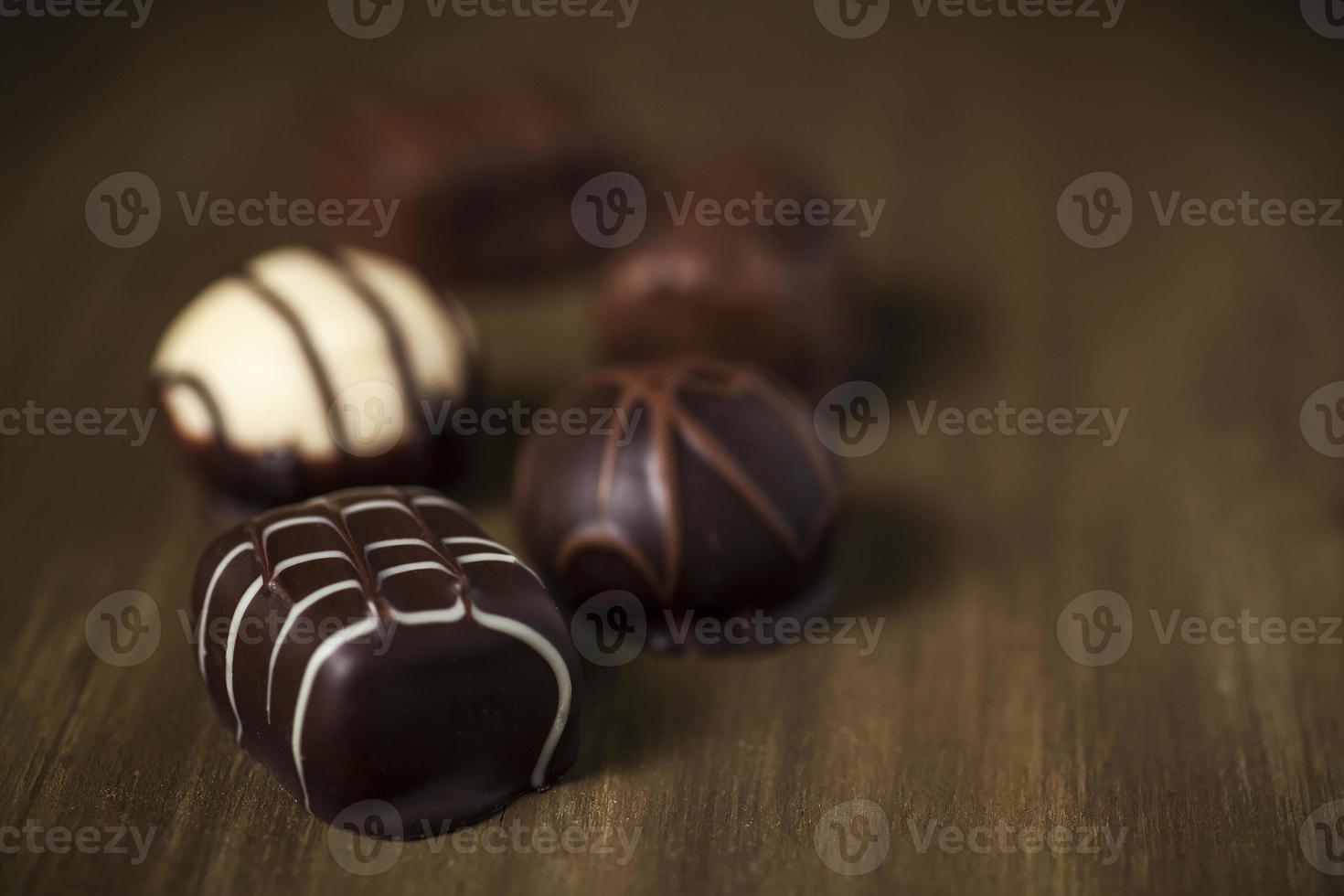 luxueuses truffes au lait belge, au chocolat blanc et au chocolat noir photo