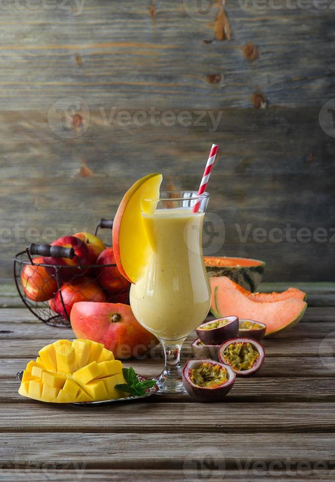 smoothie tropical mangue, melon, pêche et fruit de la passion pour guérir photo